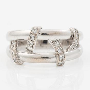 Engelbert a ring 18K white gold with round brilliant-cut diamonds.