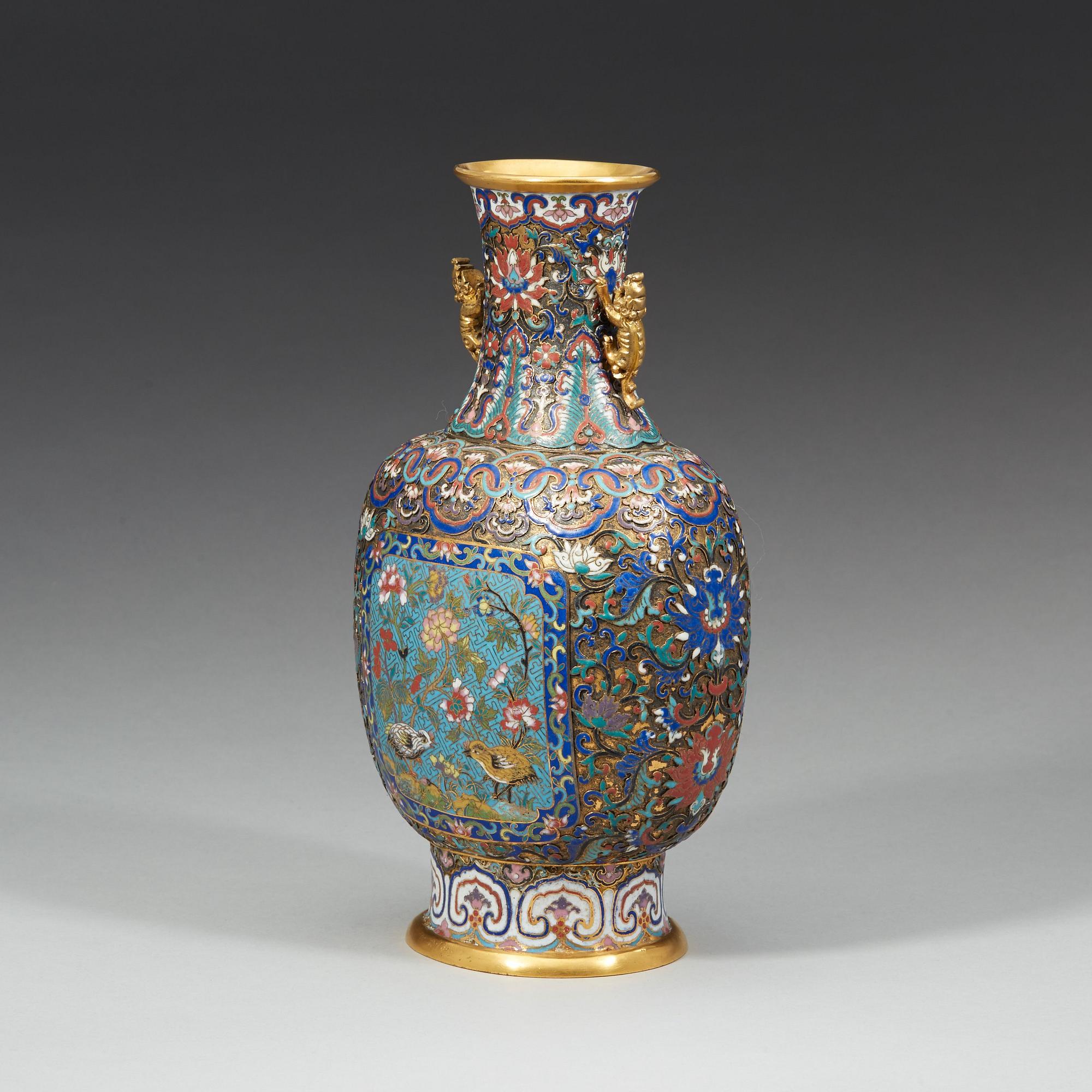 VAS, cloisonné. Qingdynastin, 1800-tal.