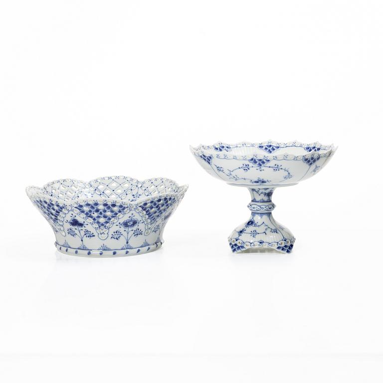 Royal Copenhagen, Serveringsskålar, tre stycken samt terrin, porslin, "Musselmalet helblond" (Blue fluted full lace), 1968-73.