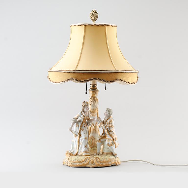 BORDSLAMPA, porslin, rokokostil, 1900-talets första hälft.