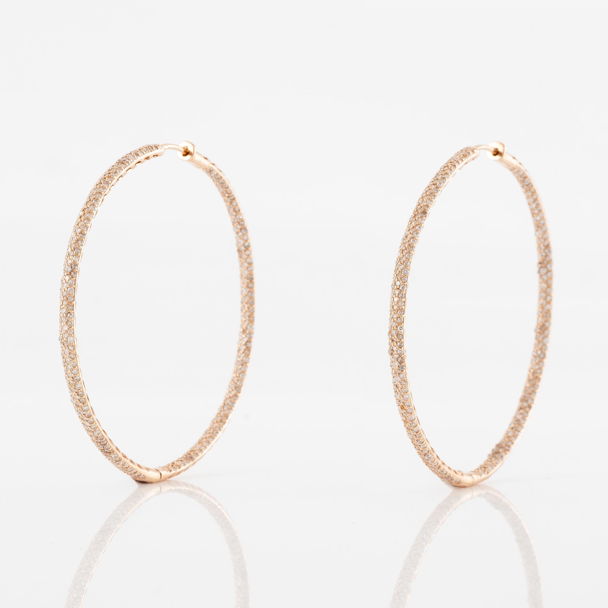 Ett par örhängen 18K roséguld med runda briljantslipade diamanter.