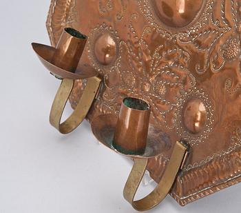 LJUSPLÅTAR, ett par, koppar och mässing, barockstil, sekelskiftet 1800/1900.