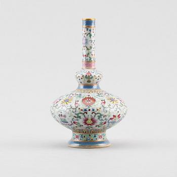 VAS, porslin, Kina, bär Qianlongs märke, sannolikt 1900-tal.
