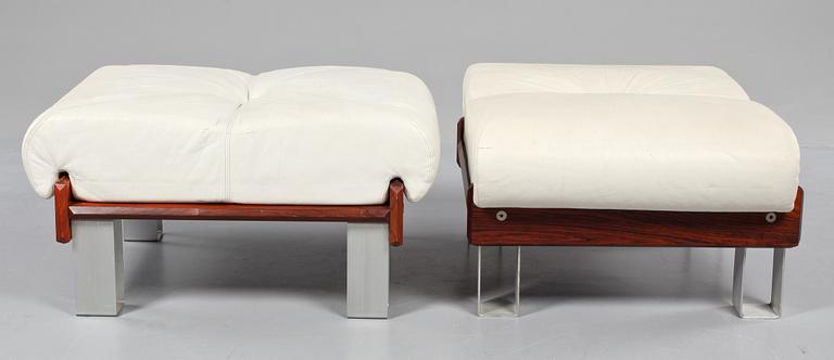 FÅTÖLJER SAMT FOTPALLAR, ett par, omkring 1970.