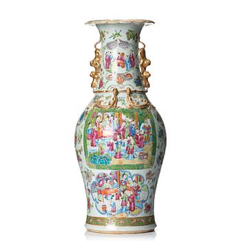 A famille rose Canton vase, Qing dynasty, 19th century.