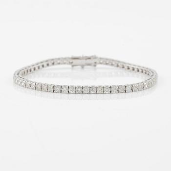 Tennis bracelet 18K white gold with round brilliant-cut diamonds.