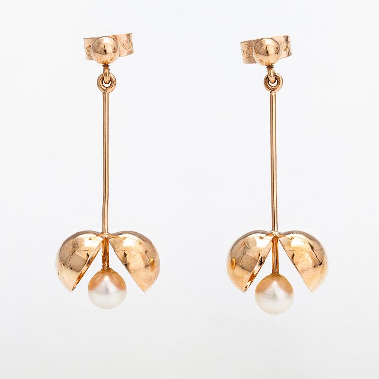 Olli Auvinen, örhängen, 14K guld, odlade pärlor. Westerback, Helsingfors 1957.