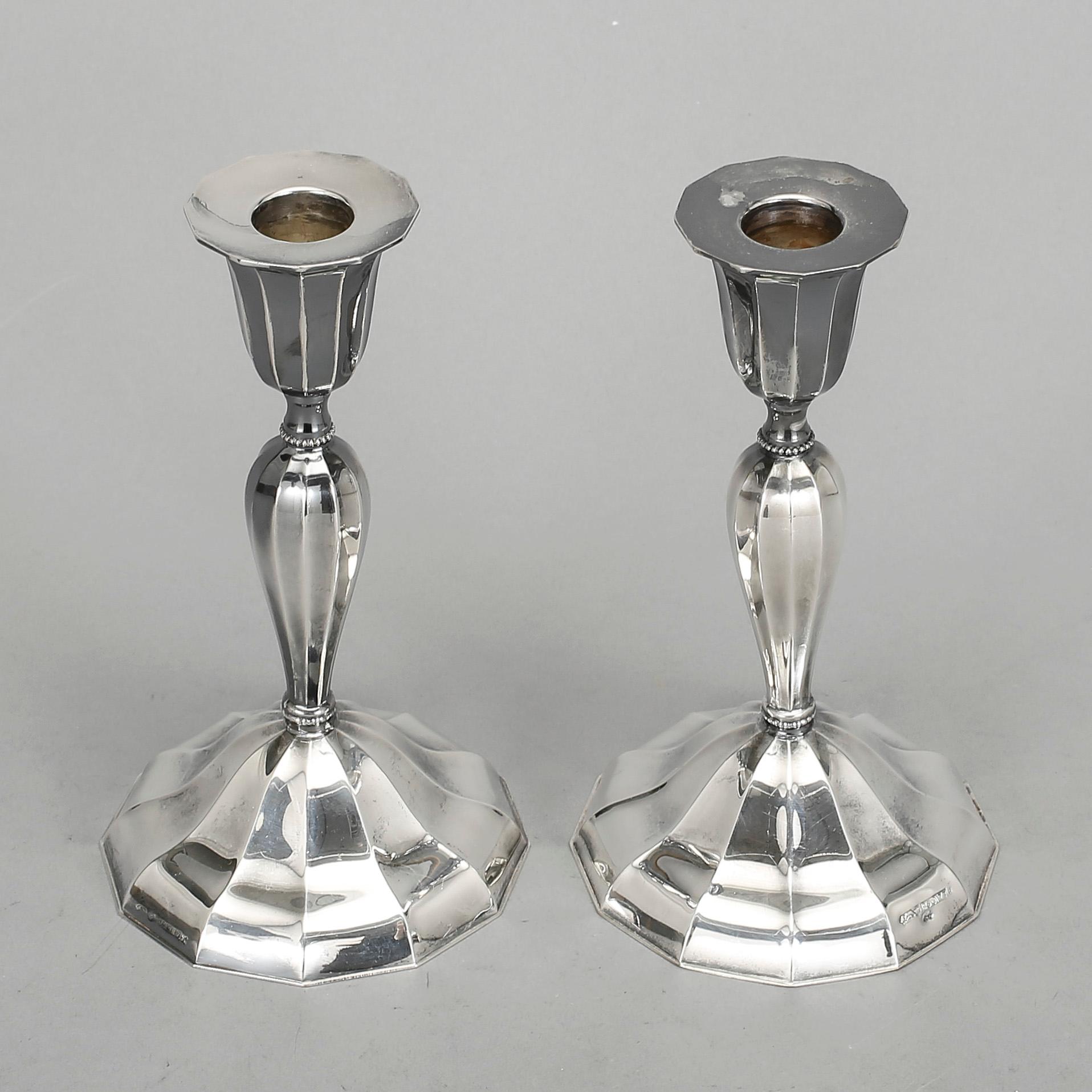 LJUSSTAKAR, ett par, silver, Finland, 1900-talets första hälft.