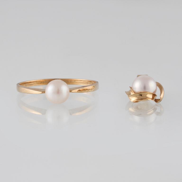 RING SAMT HÄNGE, 18K guld med odlade pärlor och paste. Vikt 2,6 gram.