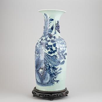 A large chinese blue and white vase, Qing Dynasty, around the year 1900.