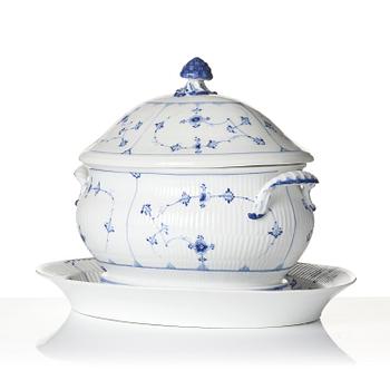 Terrin med lock och fat, porslin. Royal Copenhagen, "Musselmalet", Danmark, 1800-tal.