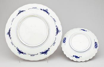 FAT samt TALLRIKAR 4 delar, porslin, Imari, Japan 1900-tal.