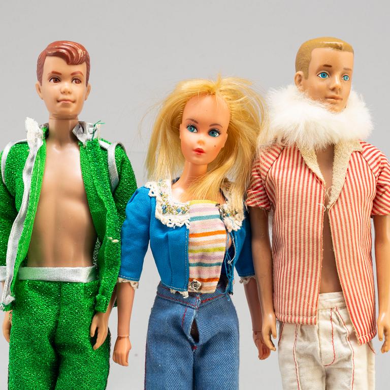 a set of 11 Barbiedolls and a collectors book ("Barbie her life & times" by Billyboy, 1987), Mattel 1960's-70's.