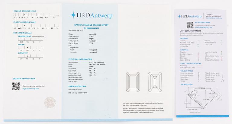 An 18K white gold ring set with three emerald-cut diamonds.