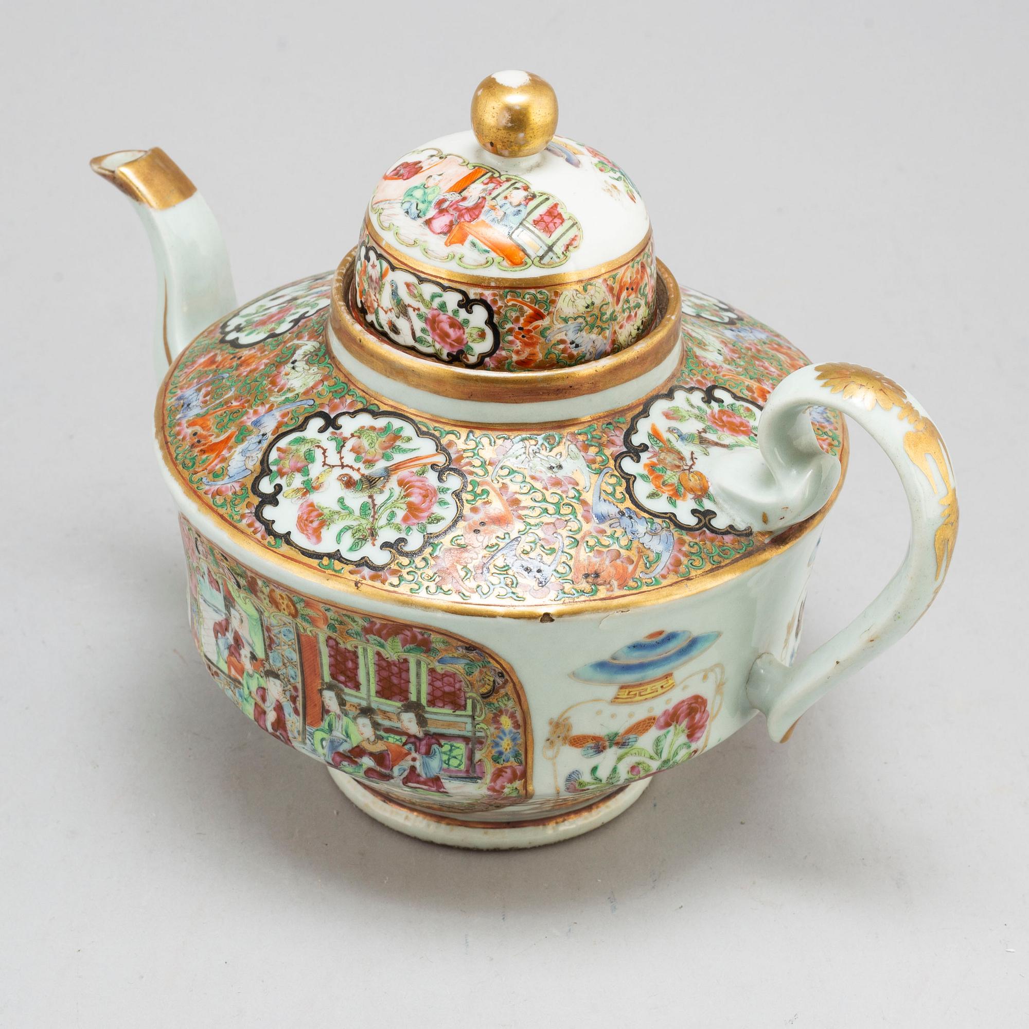 A large Canton famille rose tea pot with cover, Qing dynasty, 19th Century.