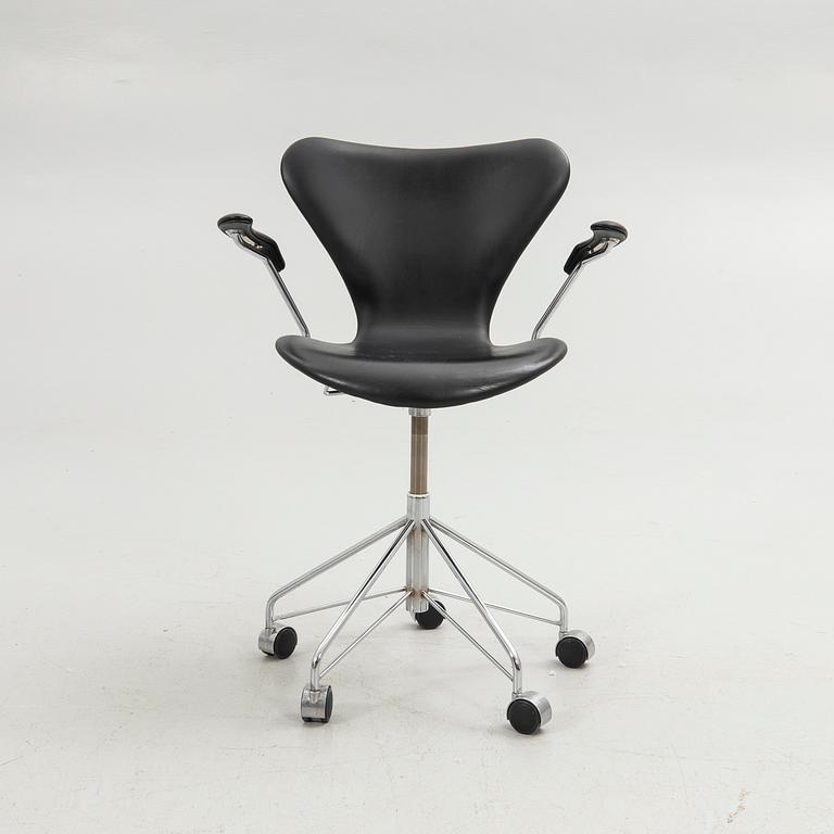 Arne Jacobsen, Office chair, "3217 Sjuan", Republic of Fritz Hansen, Denmark.