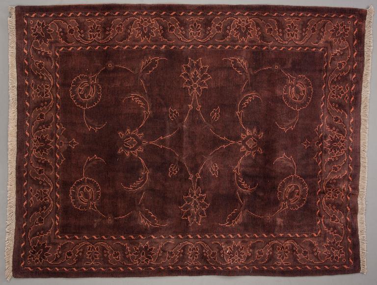 MATTO, Sarouk. Noin 196x153 cm.