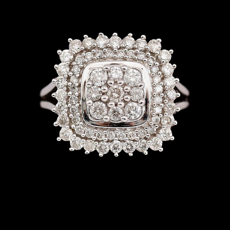 RING, 10 k vitguld, med briljantslipade diamanter tot 1.50 ct.