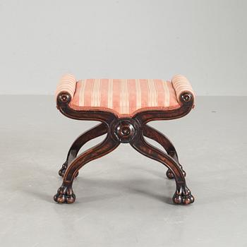 TABURETT, Chippendale-stil. 1900-talets första hälft.