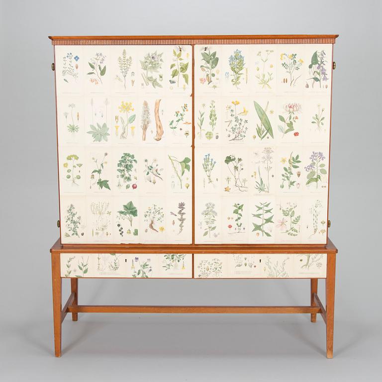 Skåp, tillverkat av AB Baltisk Möbelindustri. SMI(Svensk Möbel Industri) NR 63. 1900-talets mitt.