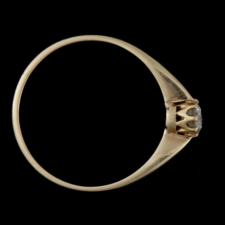 RING, 14k guld med briljantslipad diamant ca 0,23 ct. Vikt ca 2,3 gram.