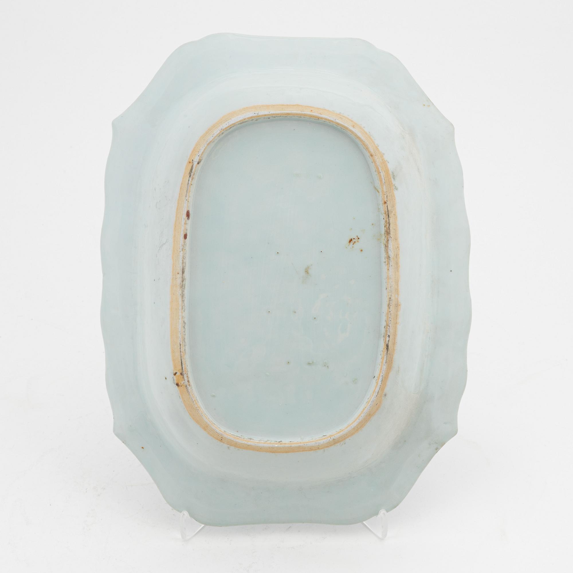 A Chinese porcelain blue and white charger, Qing Dynasty, Qianlong (1736-95).