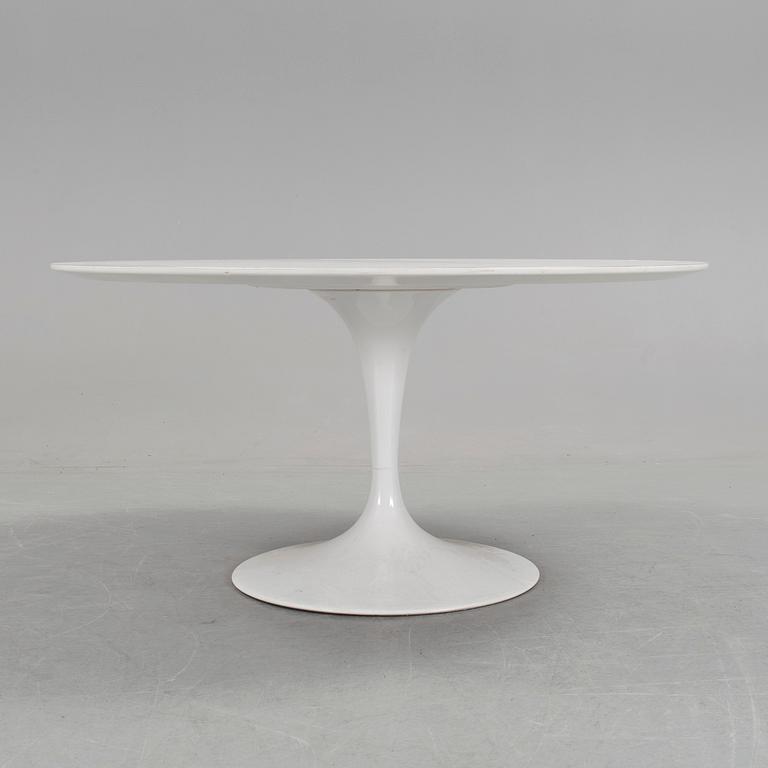 A "Tulip" table, designed by Eero Saarinen. Produced by Knoll International.