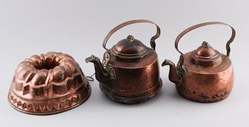 KAFFEPANNOR, 2 st samt ALADÅBFORM, koppar, 1800-tal.