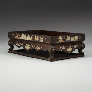 Opiumbricka, trä med inläggningar i pärlemor. Qingdynastin, 1800-tal.