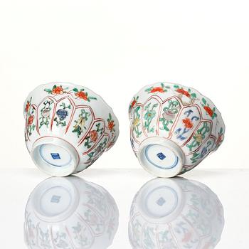 A pair of famille verte cups with stands, Qing dynasty, Kangxi (1662-1722).