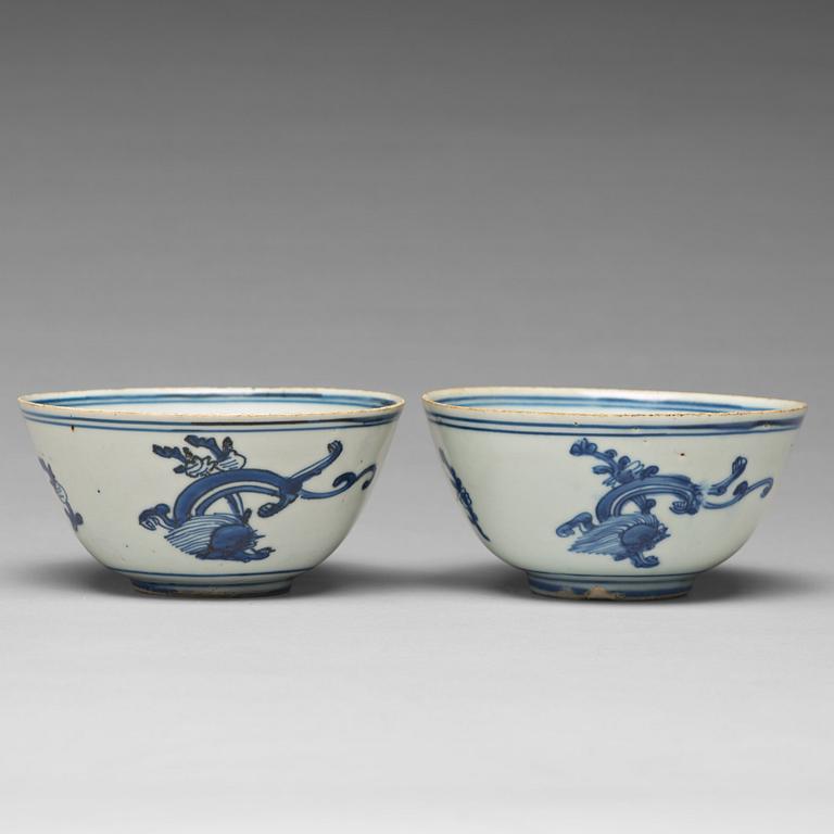 A pair of blue and white bowls, Ming dynasty, 17th Century.