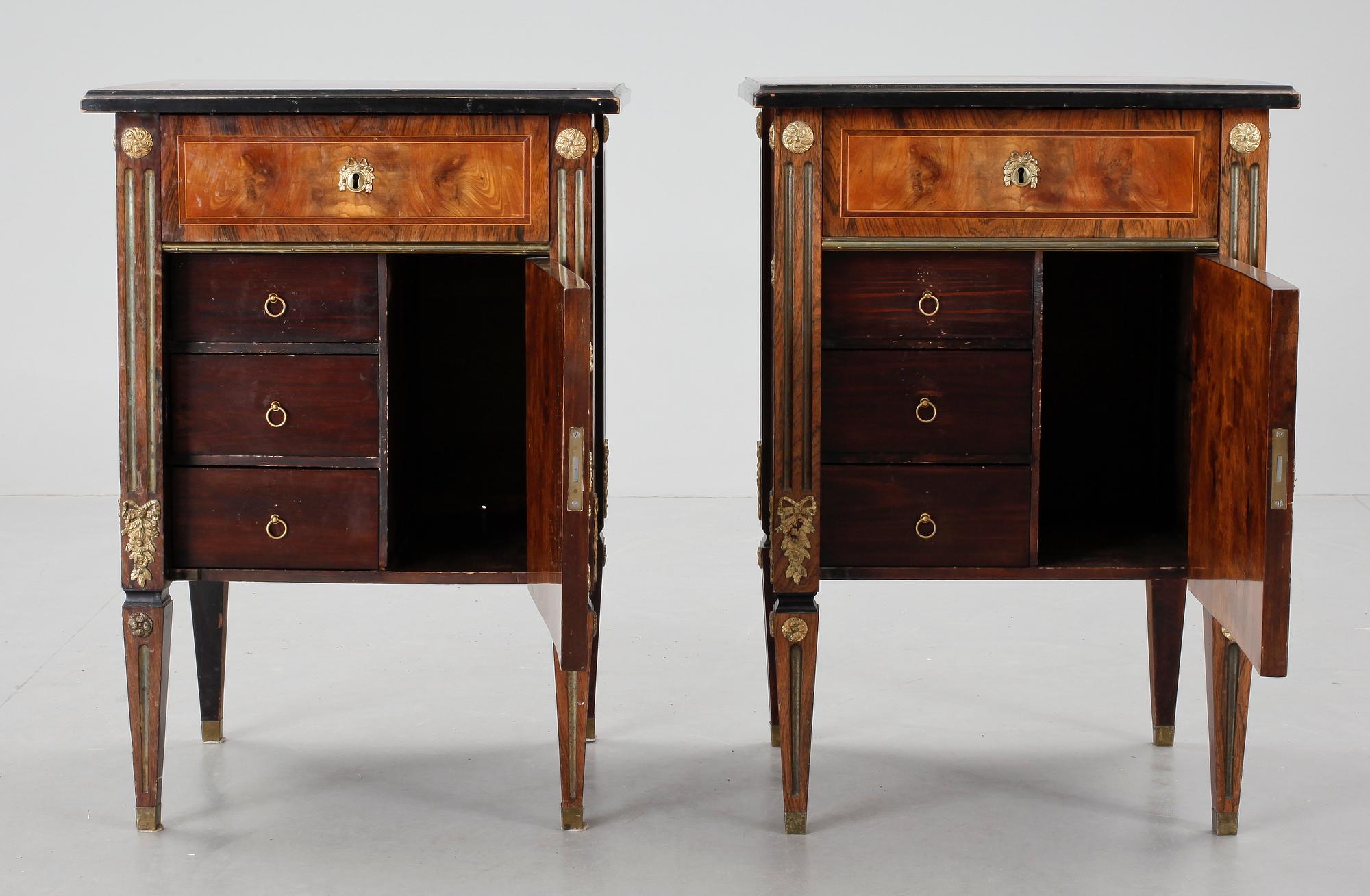 POTTSKÅP, ett par, Louis XVI-stil, tidigt 1900-tal.