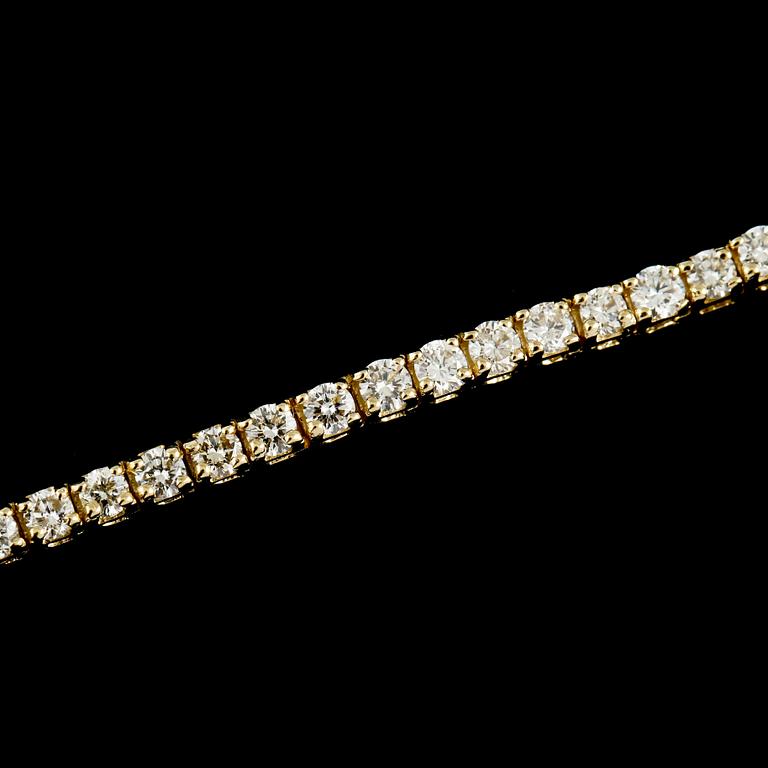 ARMBAND, 14K guld med briljantslipade diamanter, ca 5.75 ct. Vikt 10,9 g.