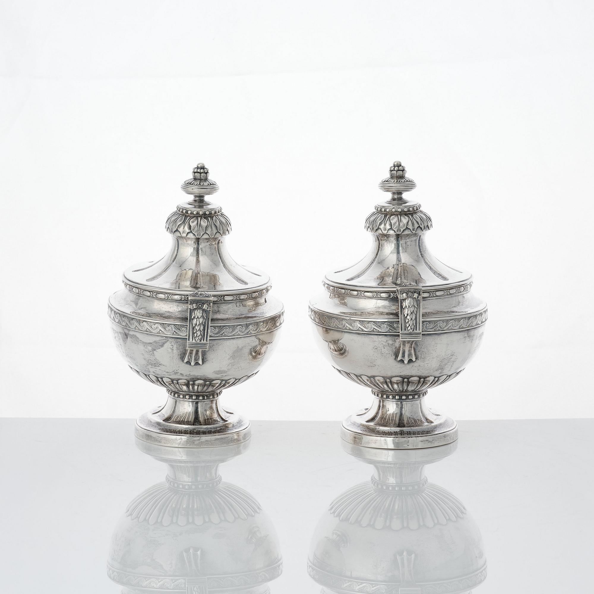 Arvid Floberg, såsterriner med lock och fat, ett par, silver, Stockholm 1780. Gustavianska.