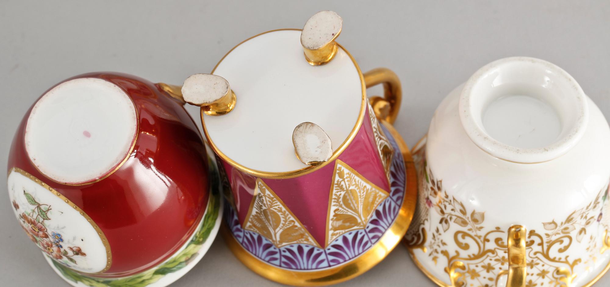 PRAKTKOPPAR, 3 st, porslin, empire och senempire, 1800-talets första hälft.