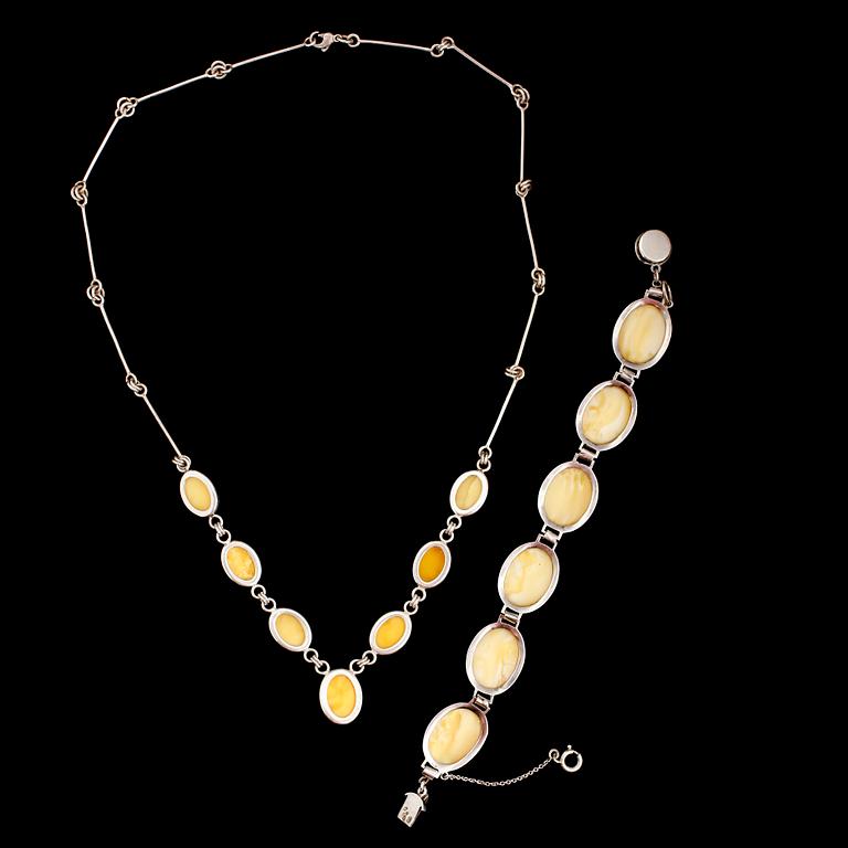 HALSBAND SAMT ARMBAND, gul bärnsten och silver, 1900-talets andra hälft.