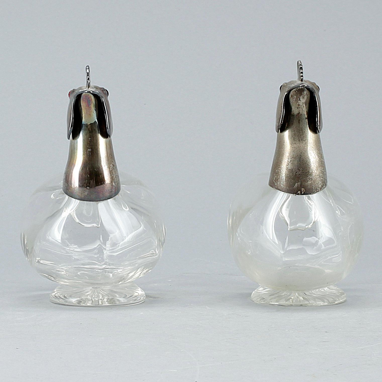KARAFFER, ett par, silver och glas, London, importstämplar CG Hallberg, 1905.