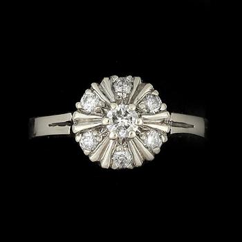 RING, 14k vitguld med briljantslipade diamanter tot ca 0,33 ct. Vikt ca 2 gram.