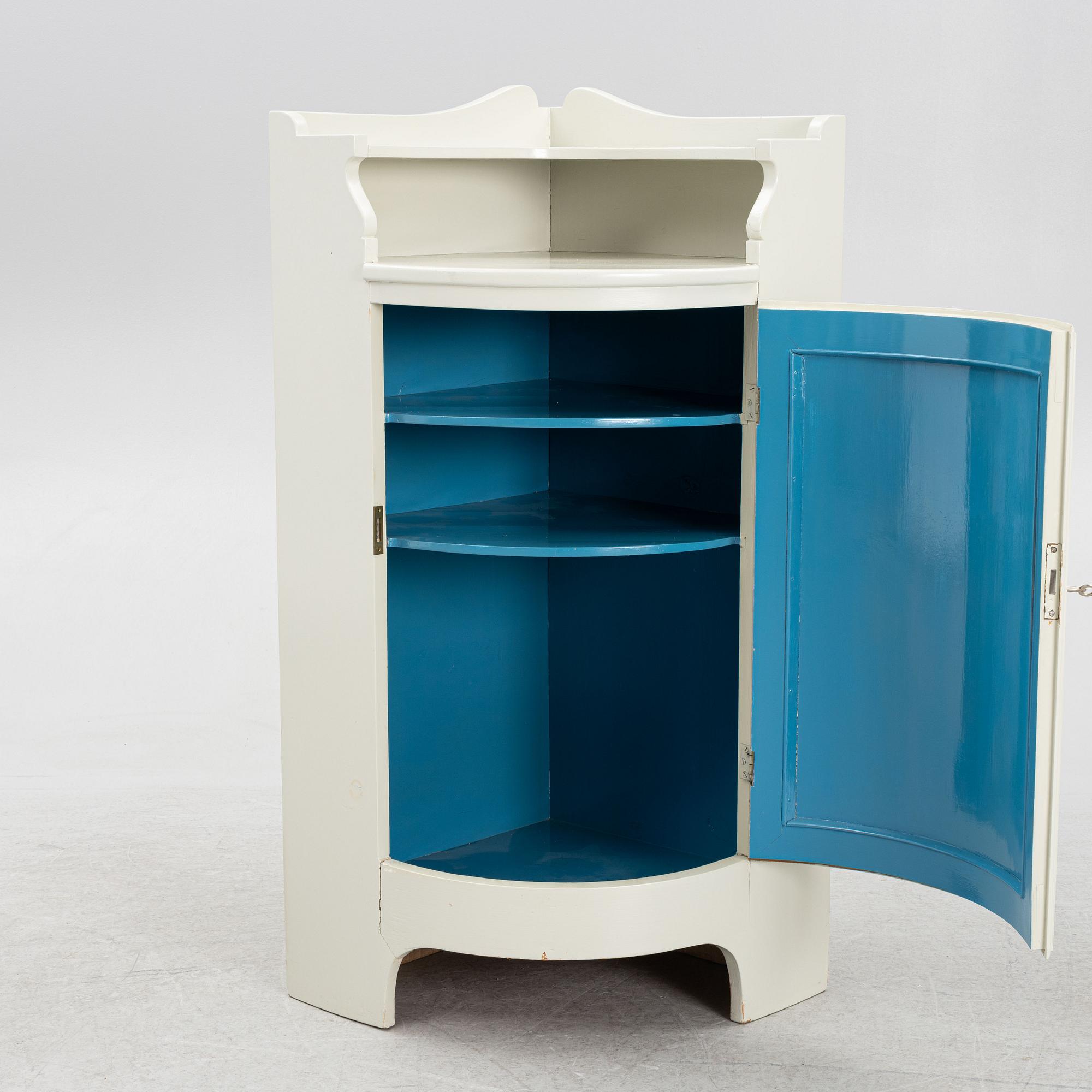 Hörnskåp, 1900-talets mitt.