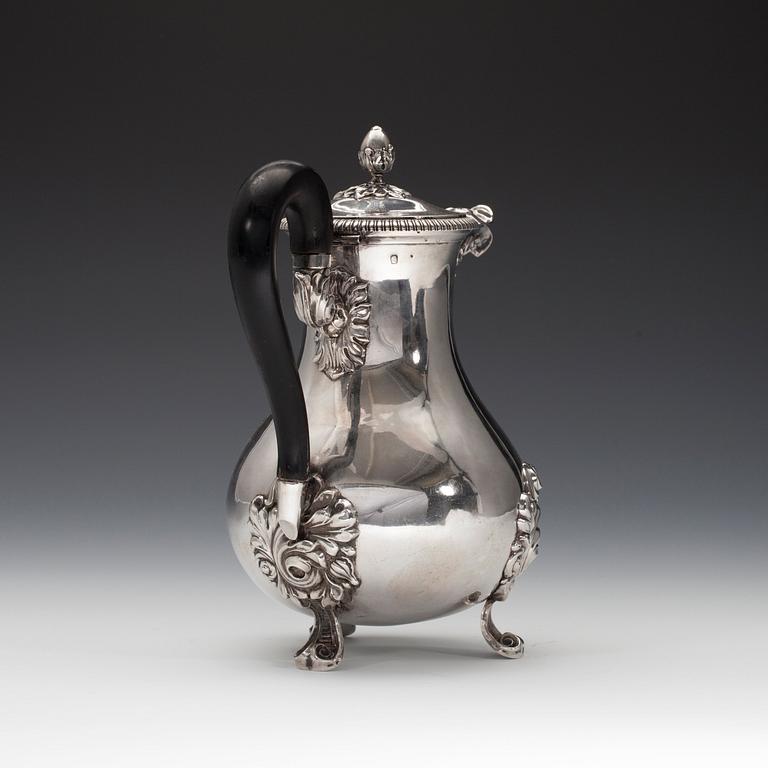 KAHVIKANNU, hopeaa. Ranska, Pariisi 1819-38. Korkeus 20 cm. Paino 456 g.