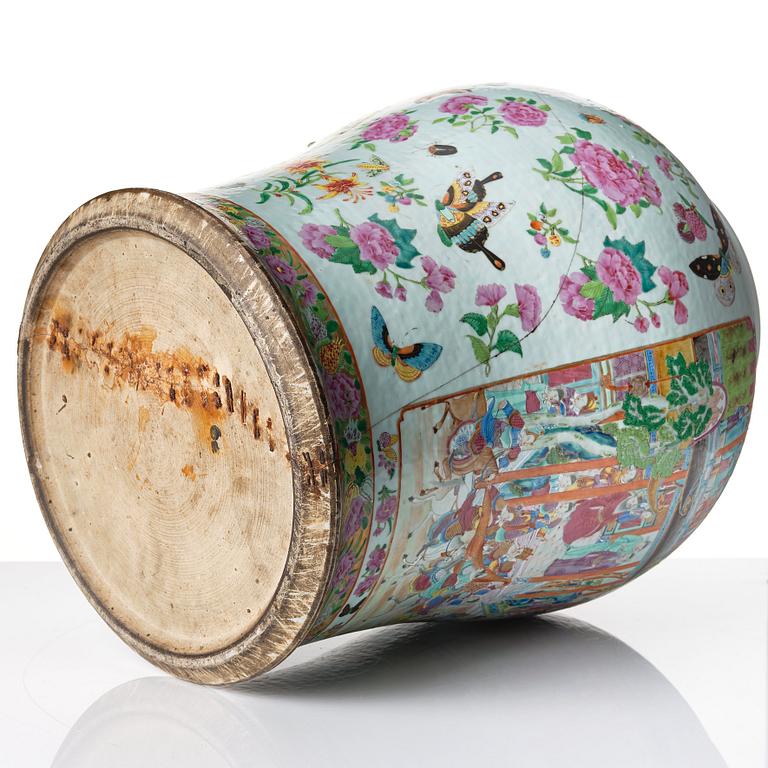 A large famille rose Canton jar with cover, Qing dynasty, 19th Century.