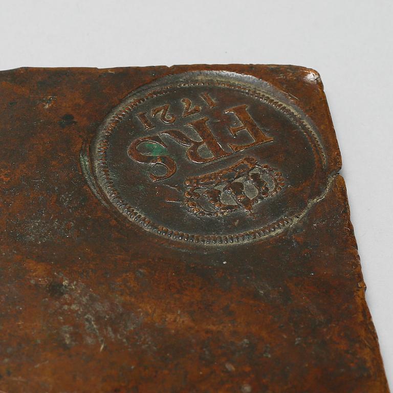 PLÅTMYNT, 4 daler, daterad 1721.