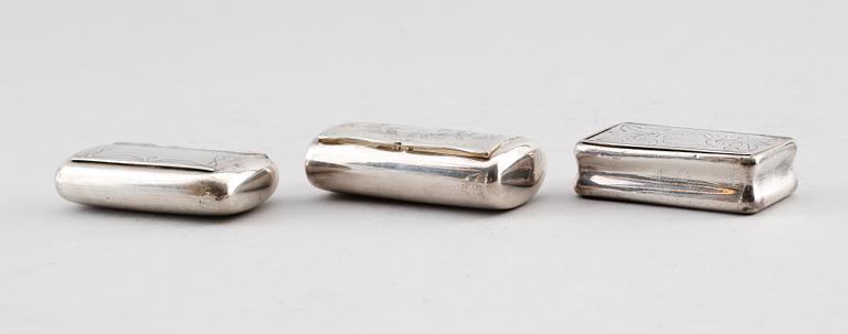 SNUSDOSOR, 2 st, silver, svenska stämplar 1913 och 1927.  Vikt ca 207 gram.