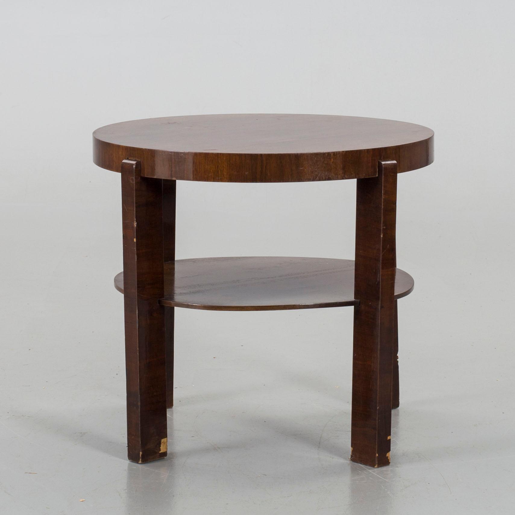 A MID 20TH CENTURY TABLE.