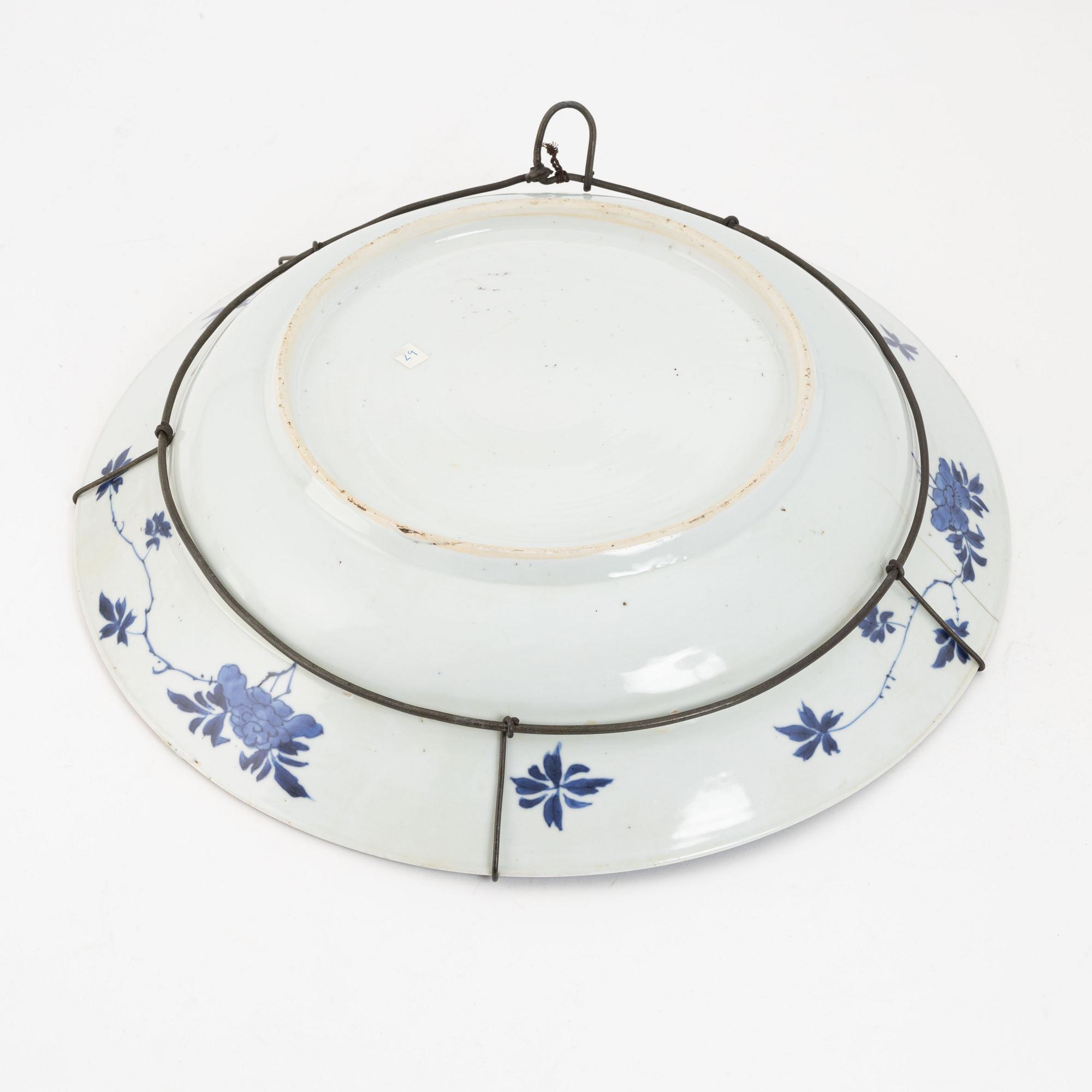 A Chinese blue and white Kangxi-style dish, 19th century.