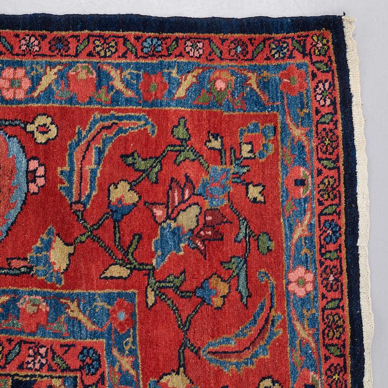 A CARPET, semi-antique Lilihan probably, ca ca 502 x 281,5-286 cm.