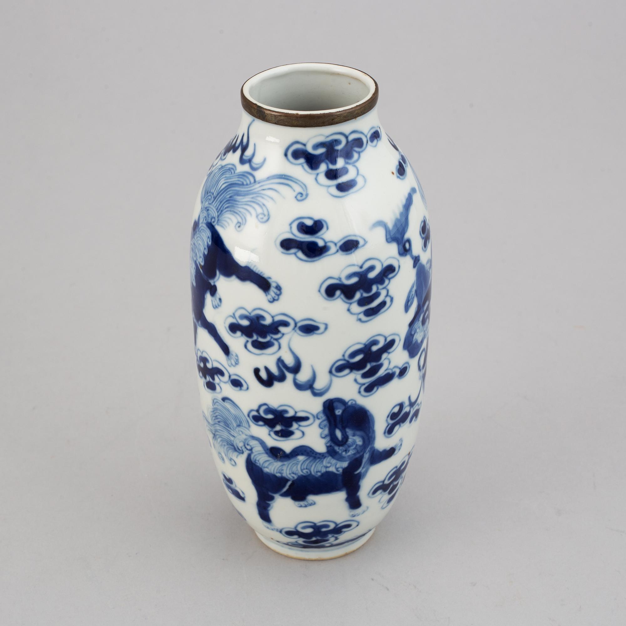 A blue and white porcelain vase, late Qing dynasty, 19th century.