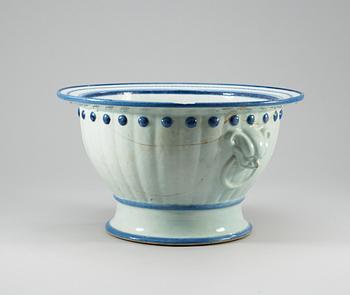 A blue and white flower pot, Qing dynasty, 19th Century.