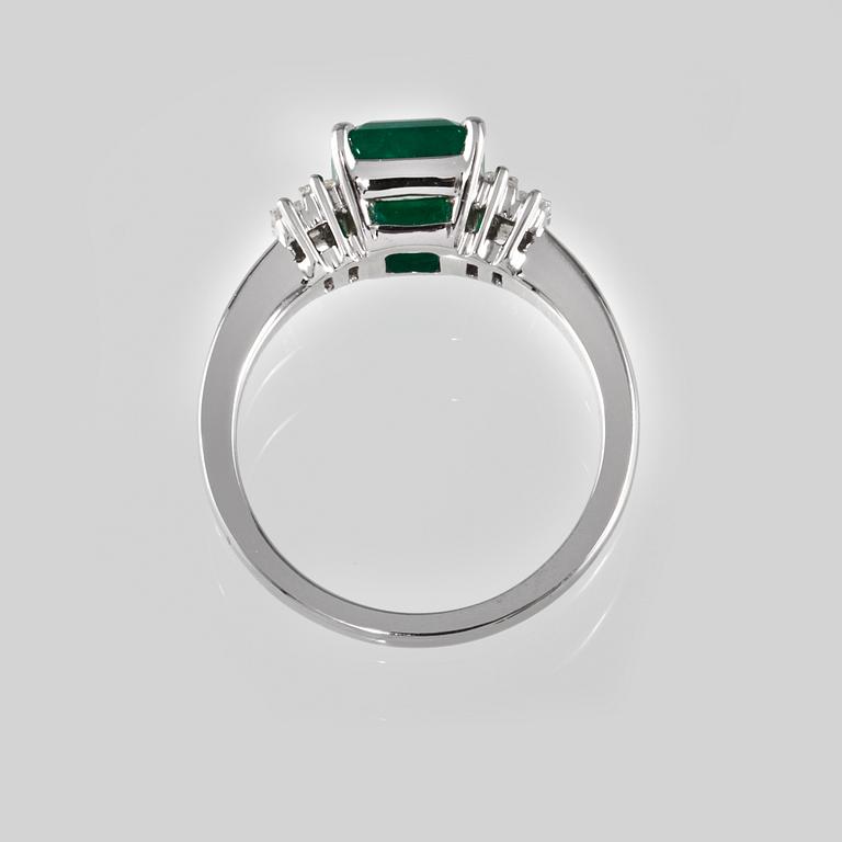 RING, 18k vitguld med smaragdslipad smaragd 2.03 ct samt 4 baguetteslipade diamanter 0.21 ct. Vikt 5,51 g.