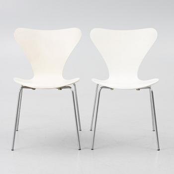 Arne Jacobsen, a pair of 'Seven' chairs, Fritz Hansen, Denmark, 1970.